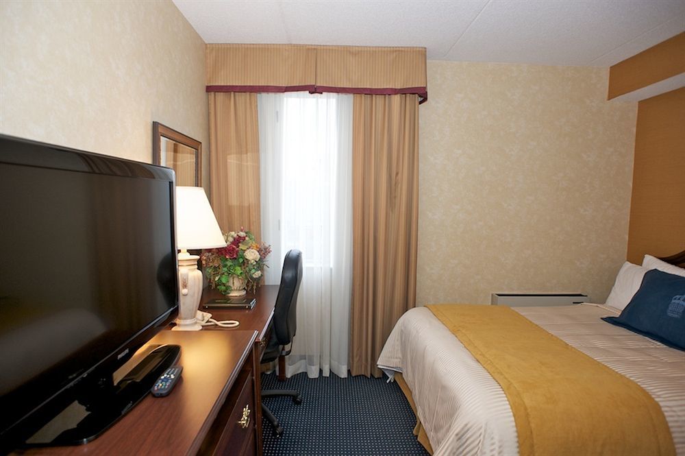 Monte Carlo Inn Airport Suites Mississauga Exterior photo